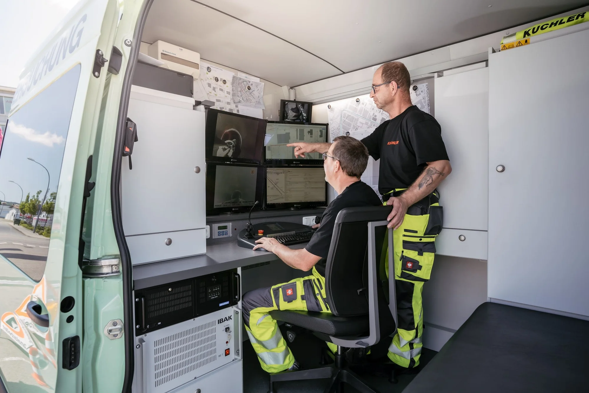 Rohrreinigung in Bogen bei verstopftem Abfluss und WC